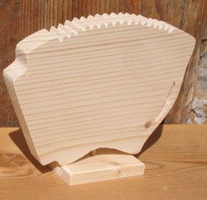 accordeon gemonteerd op een basis met muziekthema handgemaakt massief hout