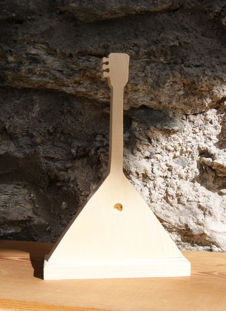 Balalaîka en bois massif ht 20 cm, fait main decoration musicale, a poser ou a suspendre, cadeau musicien fait main