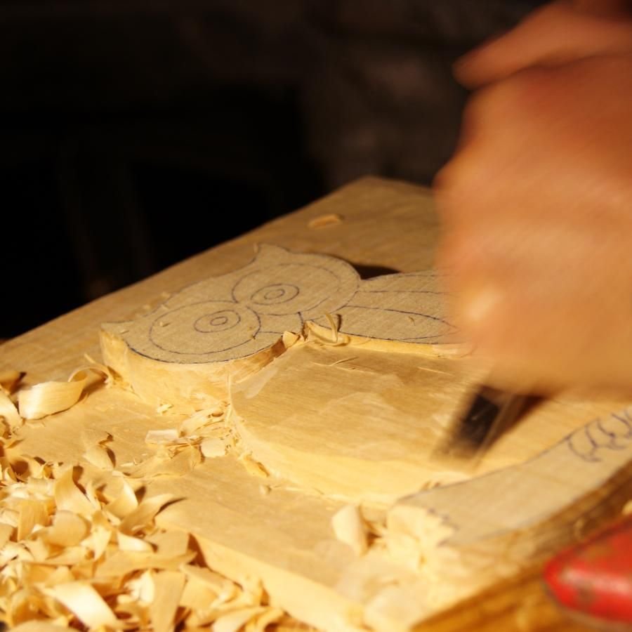 Laag reliëf gesneden uil handgemaakt in Savoie
