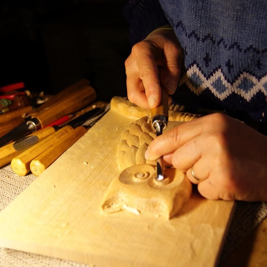 Laag reliëf gesneden uil handgemaakt in Savoie