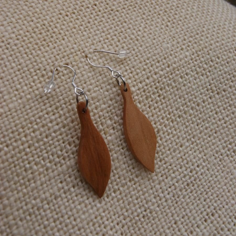 oorbellen ethische sieraden in hout handgemaakt gewaxt kersenhout