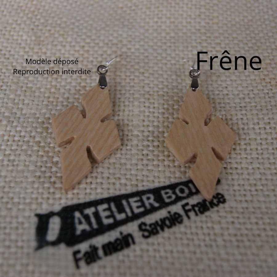 esdoorn kruis oorbel ethische houten sieraden, natuurjuwelen gewaxt, handgemaakt