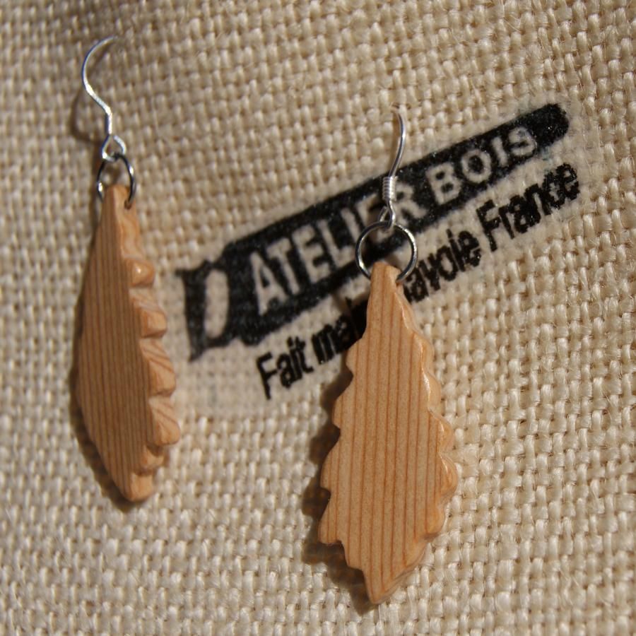 oorbellen eikenblad van massief Meleze hout ethische houten sieraden, handgemaakte gewaxte natuurjuwelen
