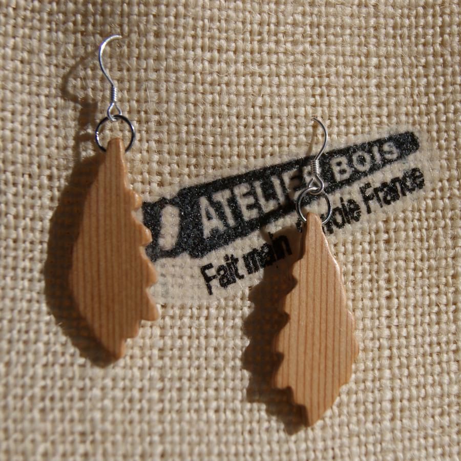 oorbellen eikenblad van massief Meleze hout ethische houten sieraden, handgemaakte gewaxte natuurjuwelen