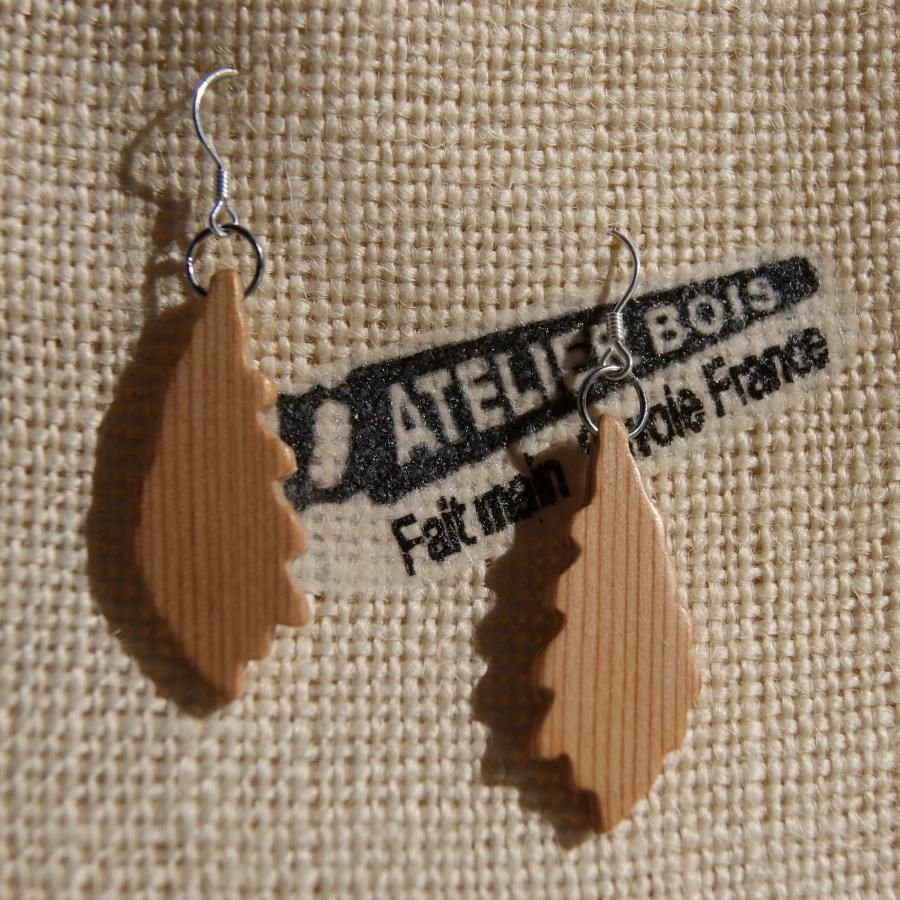 oorbellen eikenblad van massief Meleze hout ethische houten sieraden, handgemaakte gewaxte natuurjuwelen