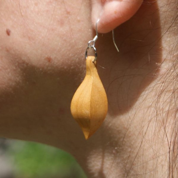 ethische sieraden oorbellen in kersenhout, wassen natuurjuwelen