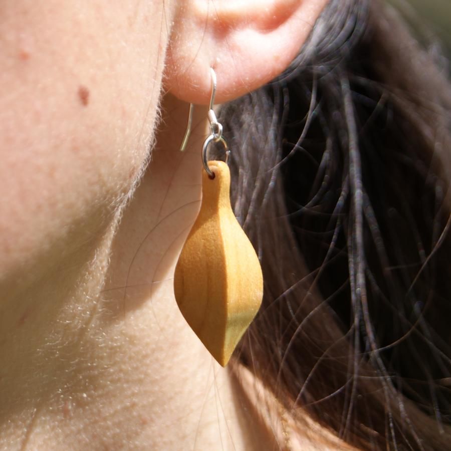 ethische sieraden oorbellen in kersenhout, wassen natuurjuwelen