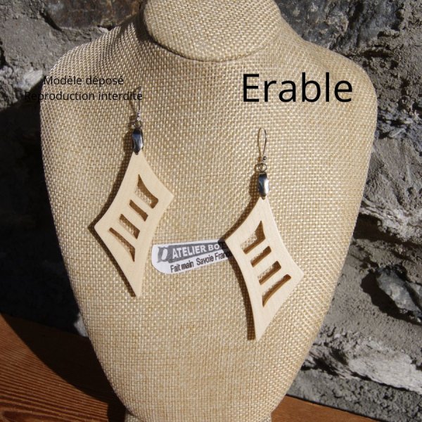 boucle d'oreille longue en bois bijou en bois fait main, forme g&eacute;om&eacute;trique