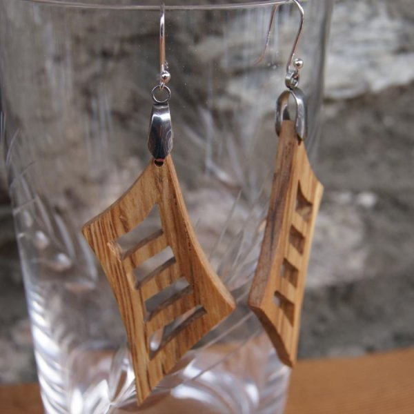 boucle d'oreille longue en bois bijou en bois fait main, forme g&eacute;om&eacute;trique