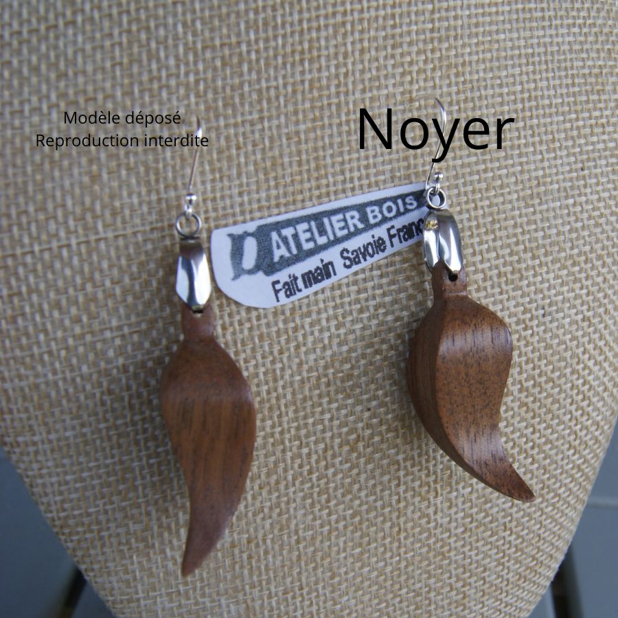 veren oorbel, handgemaakt, gewaxt kersenhout, natuur