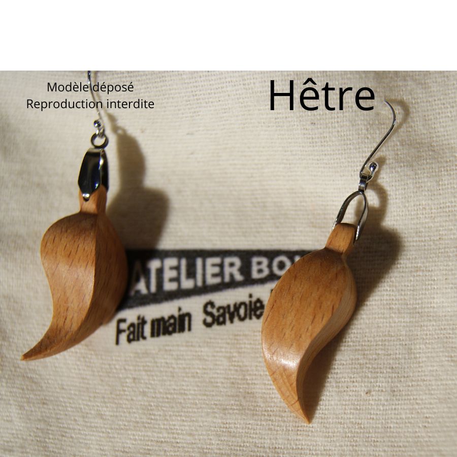 veren oorbel, handgemaakt, gewaxt kersenhout, natuur