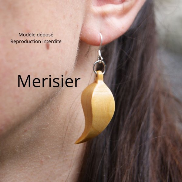 veren oorbel, handgemaakt, gewaxt kersenhout, natuur