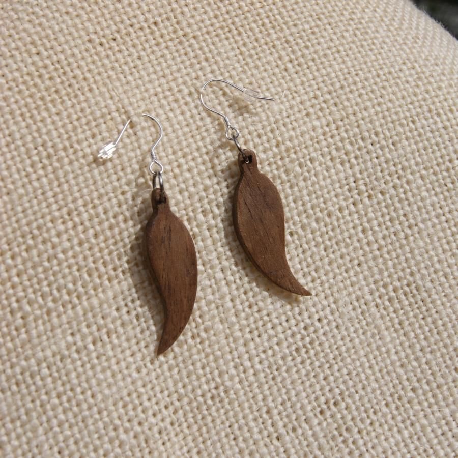 oorbel met veren, ethische sieraden van walnotenhout, handgemaakte sieraden
