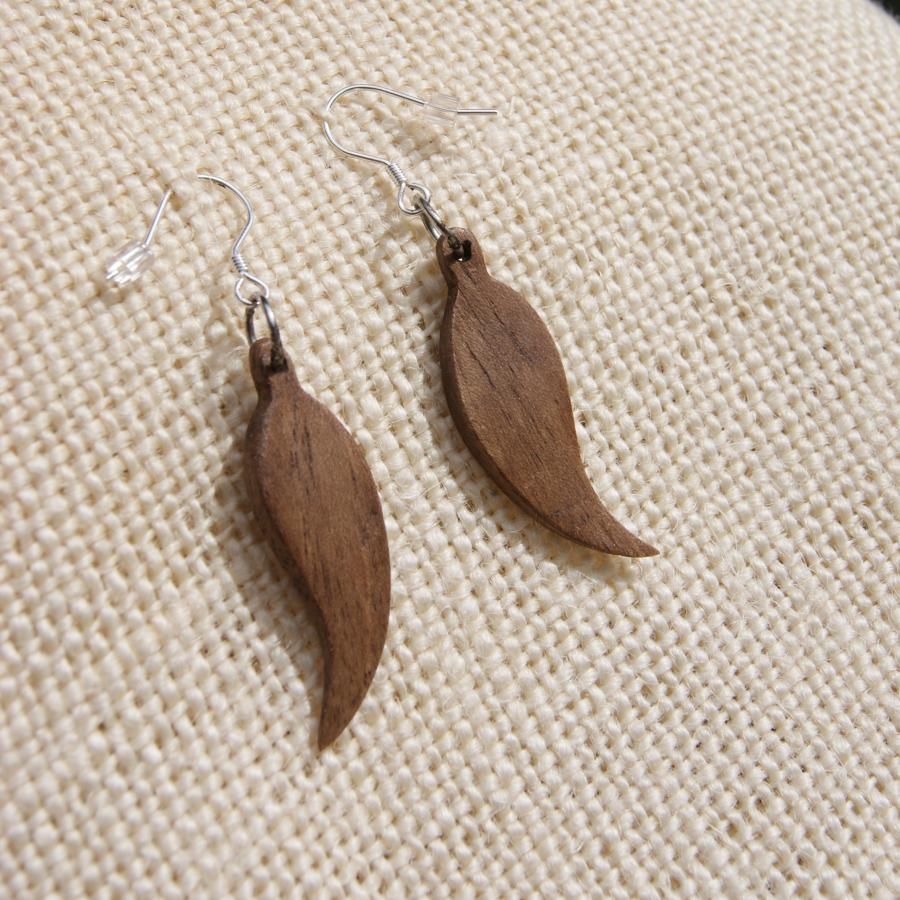 oorbel met veren, ethische sieraden van walnotenhout, handgemaakte sieraden