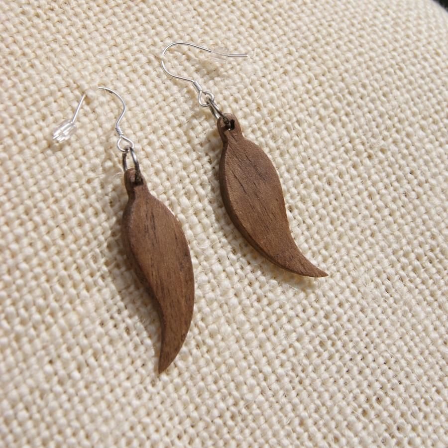 oorbel met veren, ethische sieraden van walnotenhout, handgemaakte sieraden