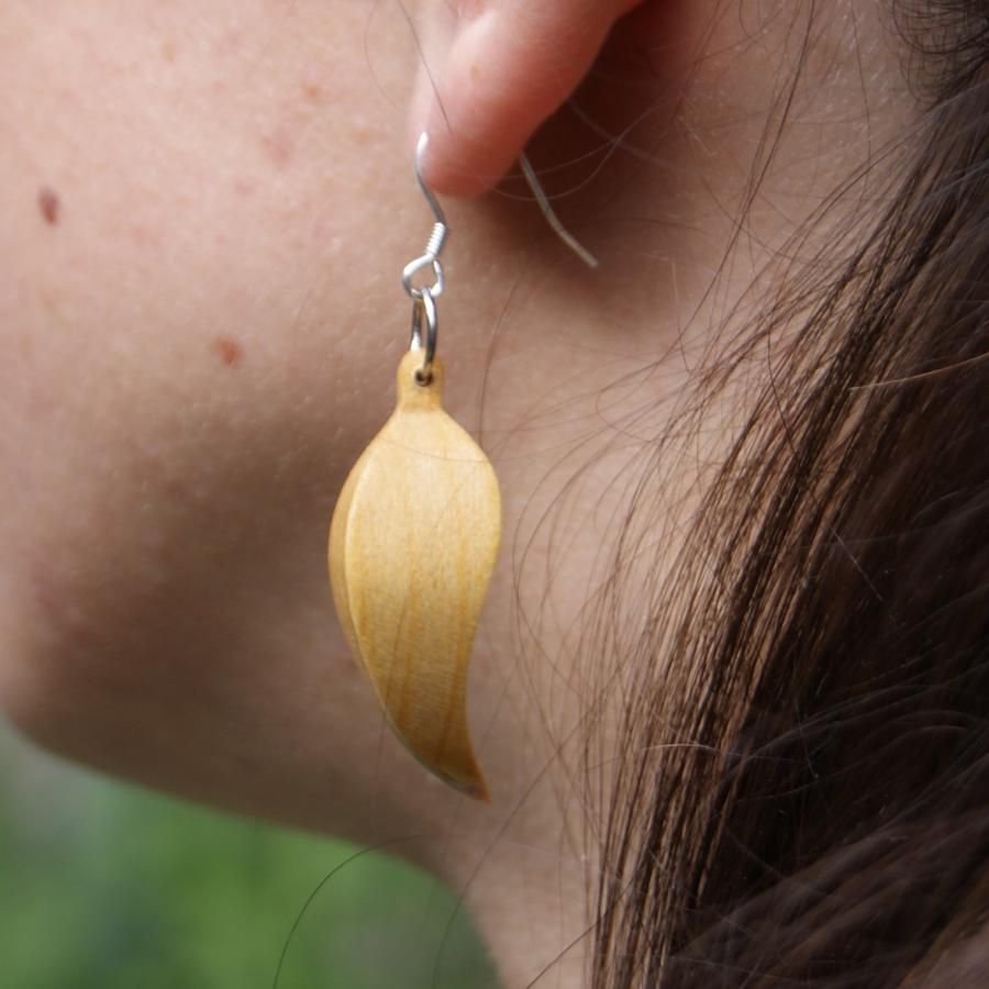 veren oorbel, handgemaakt, gewaxt kersenhout, natuur