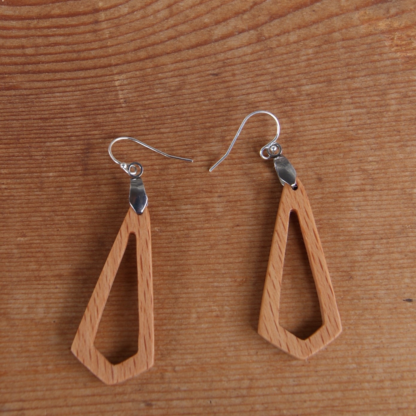 boucle d'oreille polygone ajouré en bois bijoux éthique en bois, bijou nature ciré, fait main
