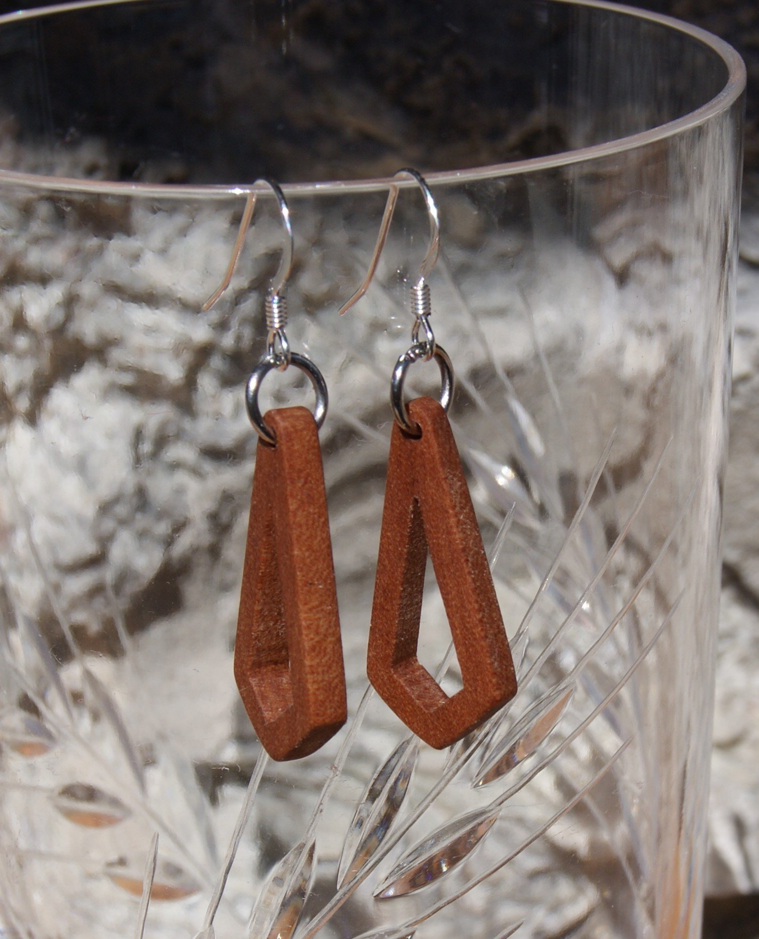 boucle d'oreille petit polygone ajouré en bois bijoux éthique en bois, bijou nature ciré, fait main