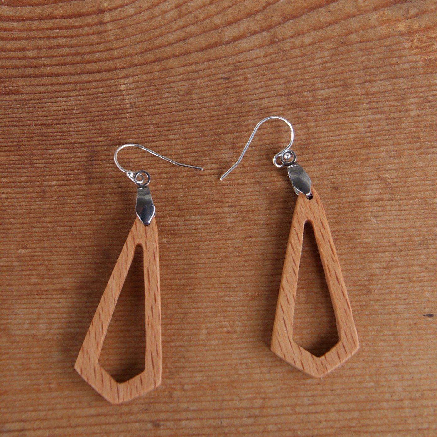 boucle d'oreille polygone ajouré en bois bijoux éthique en bois, bijou nature ciré, fait main