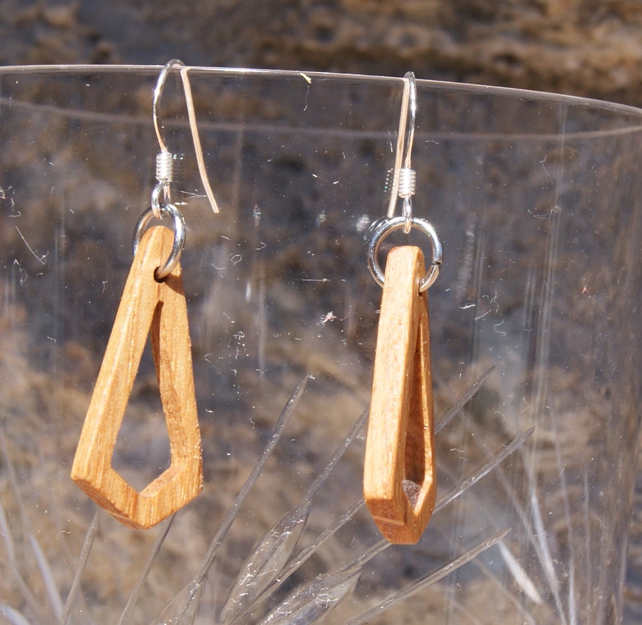 boucle d'oreille petit polygone ajouré en bois bijoux éthique en bois, bijou nature ciré, fait main