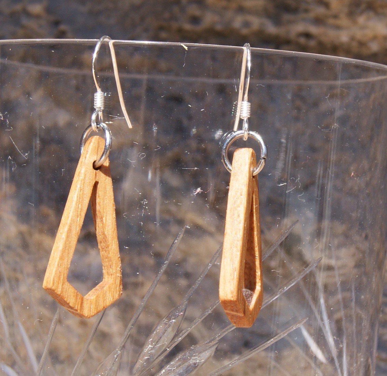 boucle d'oreille petit polygone ajouré en bois bijoux éthique en bois, bijou nature ciré, fait main