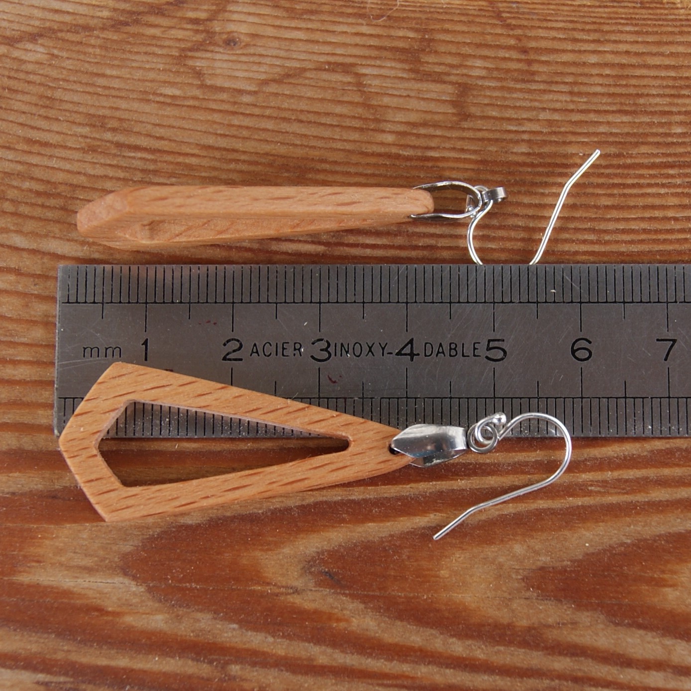 boucle d'oreille polygone ajouré en bois bijoux éthique en bois, bijou nature ciré, fait main