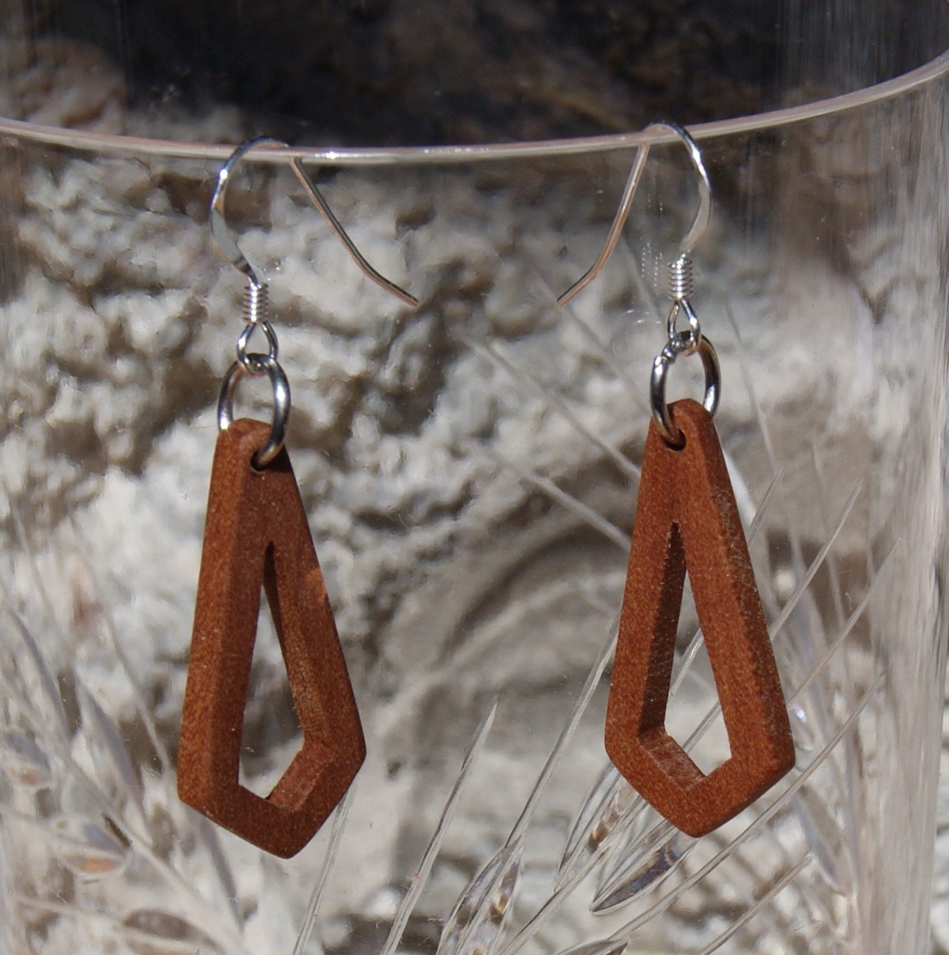 boucle d'oreille petit polygone ajouré en bois bijoux éthique en bois, bijou nature ciré, fait main