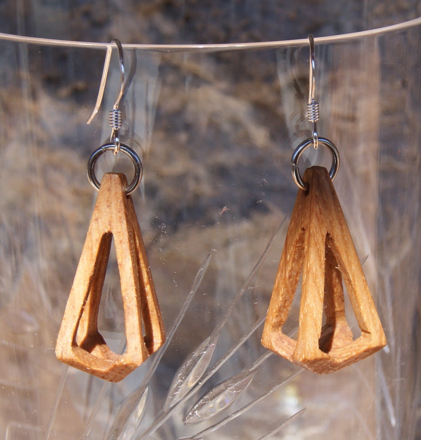 boucle d'oreille pyramide evidée bijou ethique en bois ciré, nature, fait main