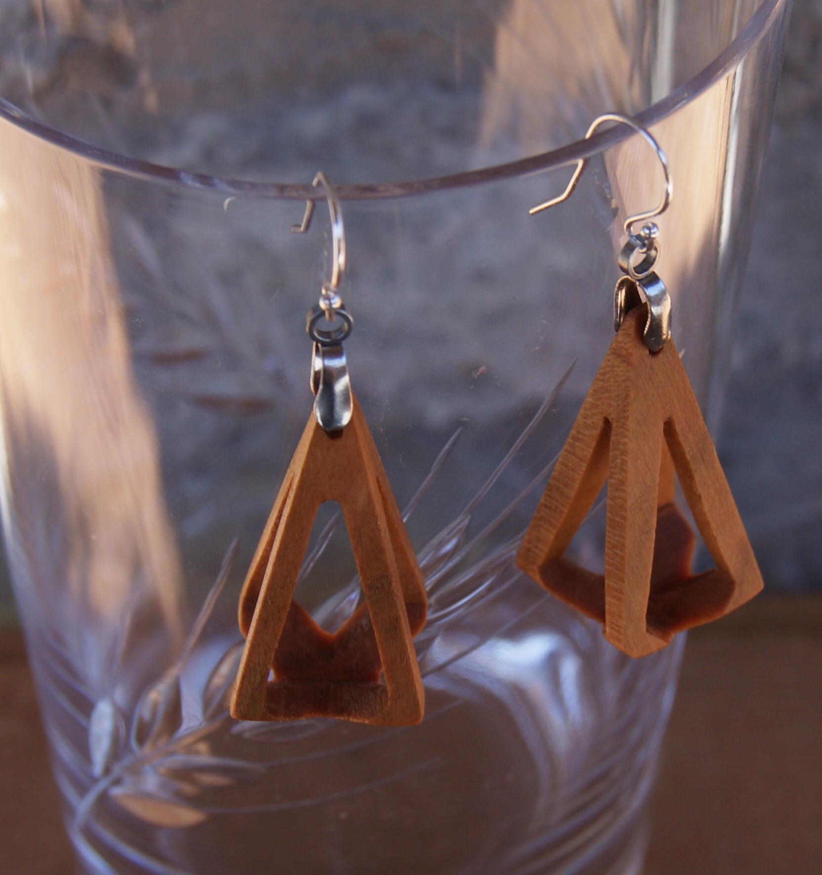 boucle d'oreille pyramide evidée bijou ethique en bois ciré, nature, fait main