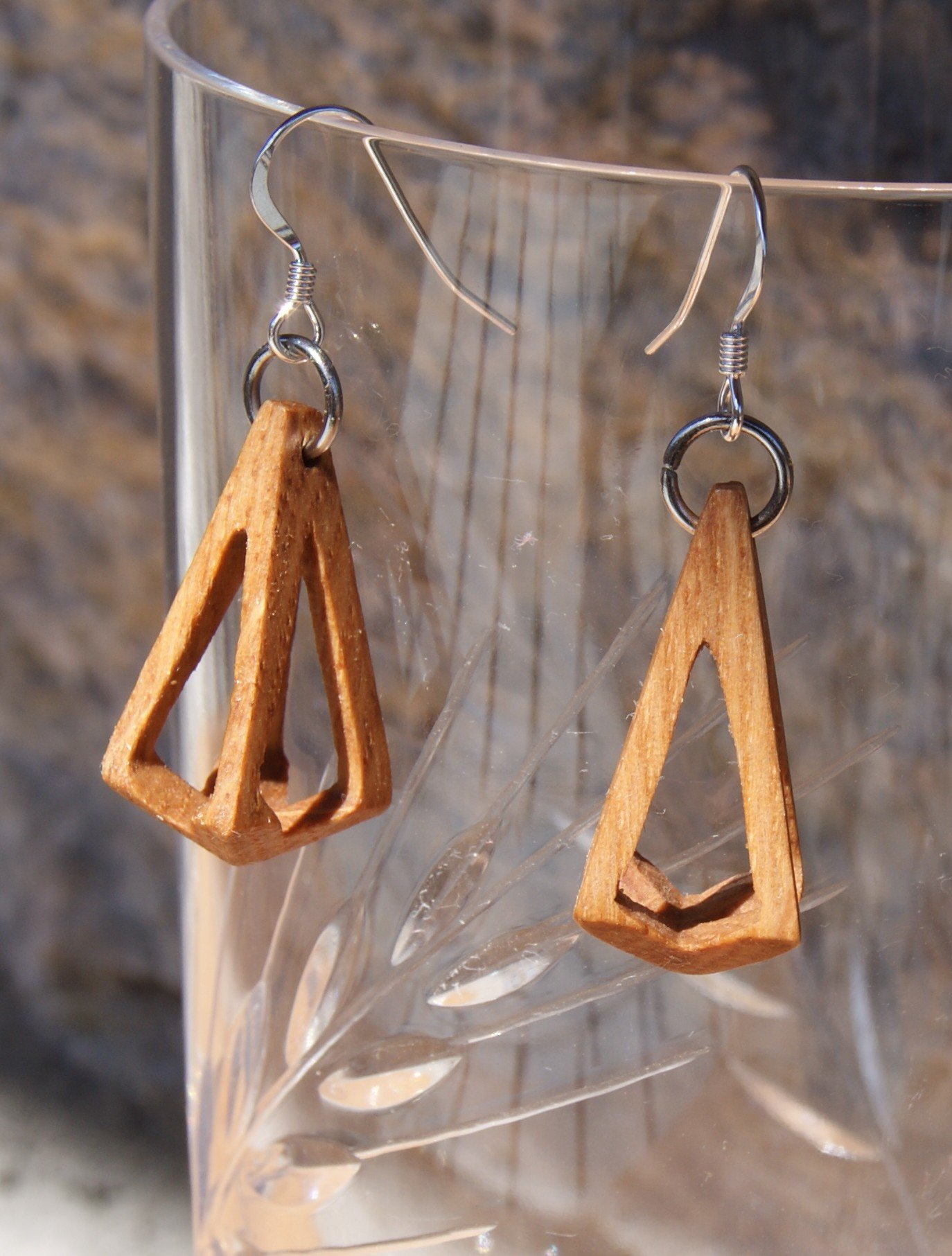 boucle d'oreille pyramide evidée bijou ethique en bois ciré, nature, fait main