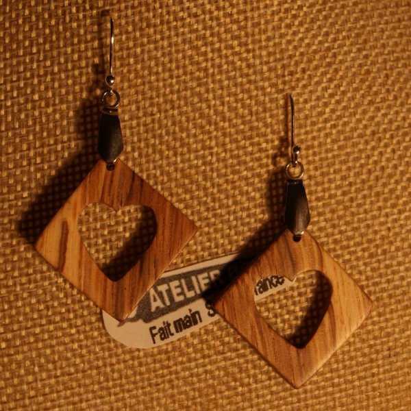 vierkante oorbellen met eikenhouten hart ethische houten sieraden, houten bruiloft, Valentijnsdag, handgemaakt
