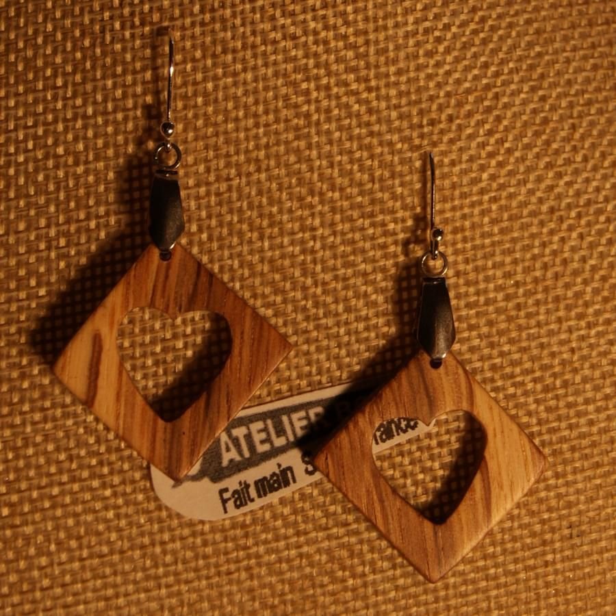 vierkante oorbellen met eikenhouten hart ethische houten sieraden, houten bruiloft, Valentijnsdag, handgemaakt
