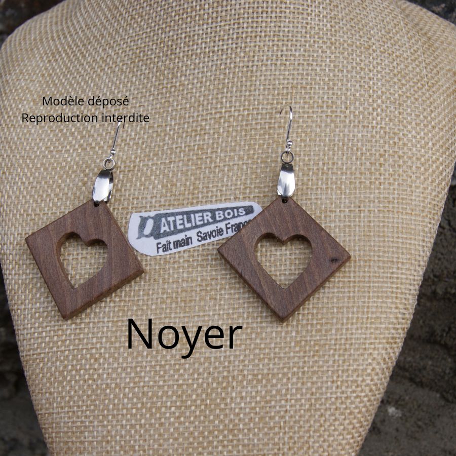 vierkante oorbellen met hart in walnoot ethische houten sieraden, houten bruiloft, Valentijnsdag, handgemaakt