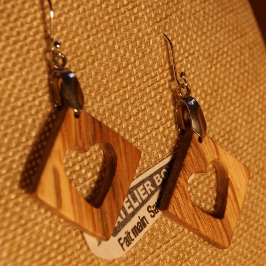 vierkante oorbellen met eikenhouten hart ethische houten sieraden, houten bruiloft, Valentijnsdag, handgemaakt