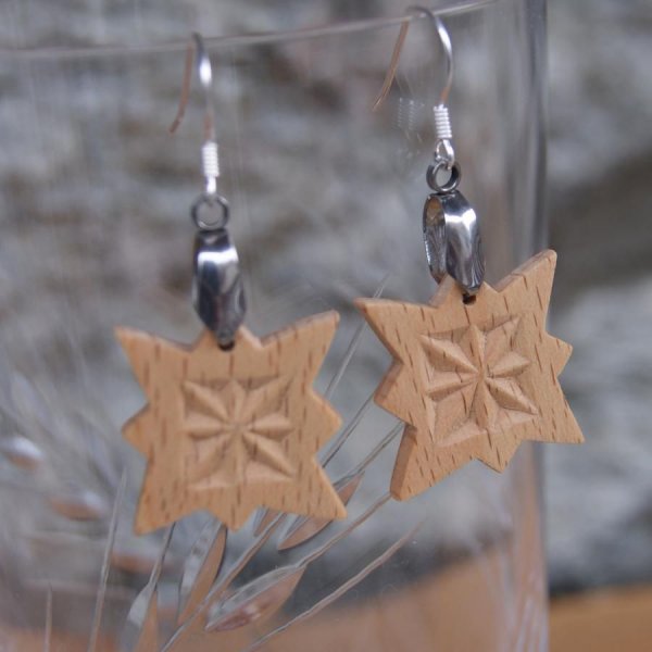 boucles d'oreilles d&eacute;coup&eacute;e sculpt&eacute;e bijoux nature bois massif Hetre fait main