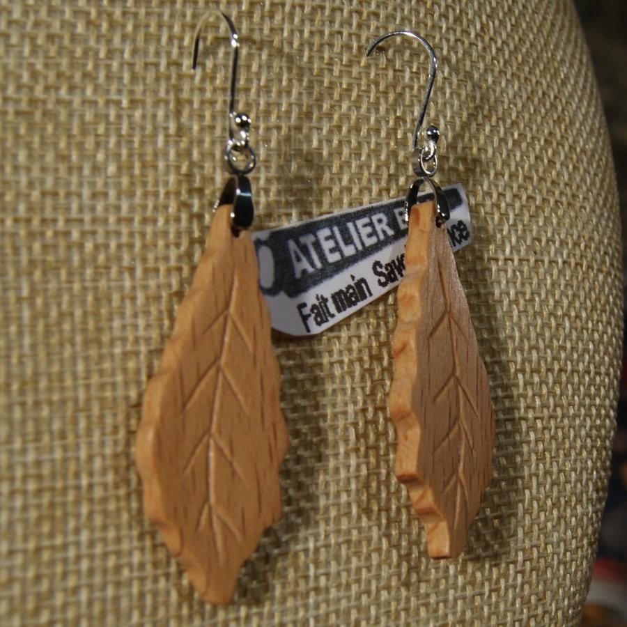 oorbellen eikenblad van Hetre hout ethische handgemaakte sieraden, gewaxte natuurjuwelen, voor oren met gaatjes