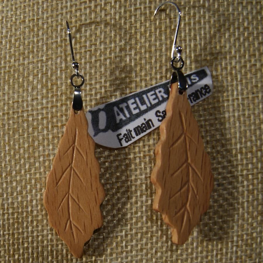 oorbellen eikenblad van Hetre hout ethische handgemaakte sieraden, gewaxte natuurjuwelen, voor oren met gaatjes