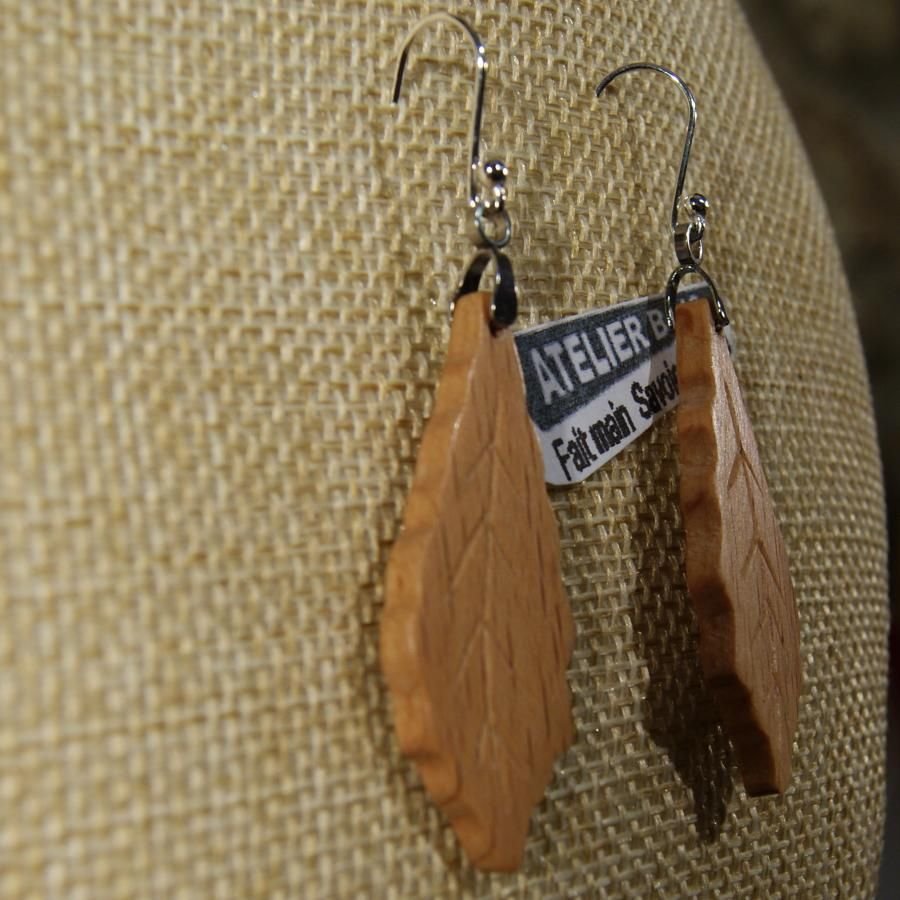 oorbellen eikenblad van Hetre hout ethische handgemaakte sieraden, gewaxte natuurjuwelen, voor oren met gaatjes