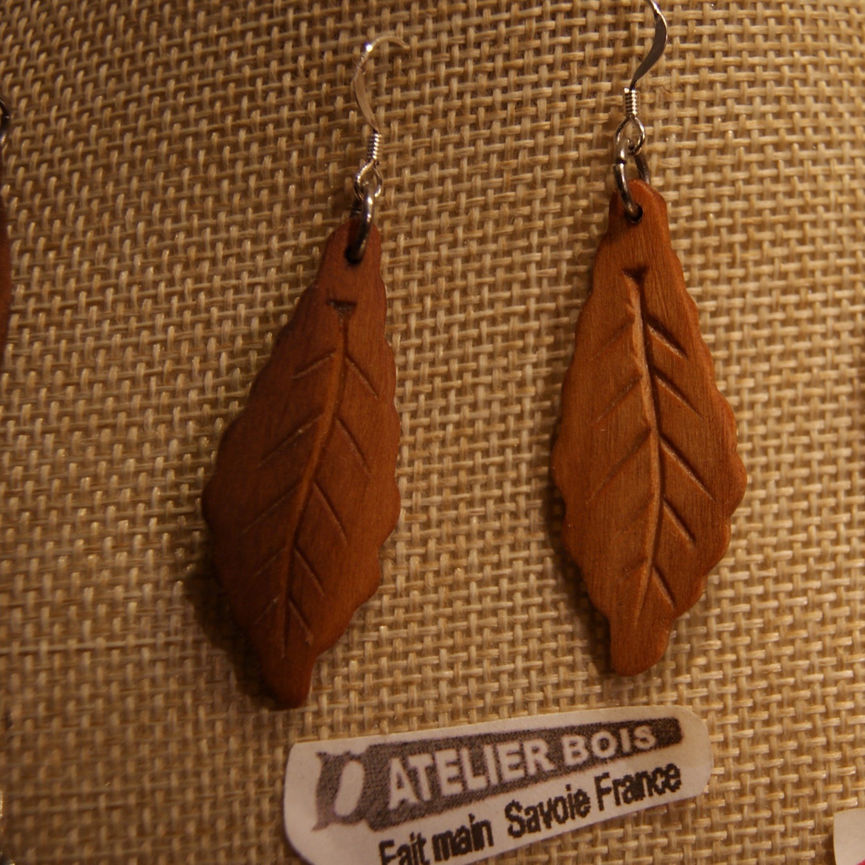 oorbellen eikenblad van Hetre hout ethische handgemaakte sieraden, gewaxte natuurjuwelen, voor oren met gaatjes