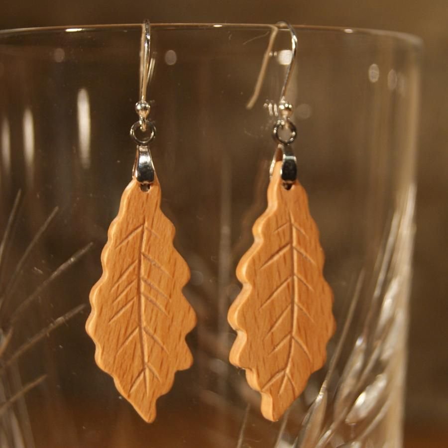 oorbellen eikenblad van Hetre hout ethische handgemaakte sieraden, gewaxte natuurjuwelen, voor oren met gaatjes
