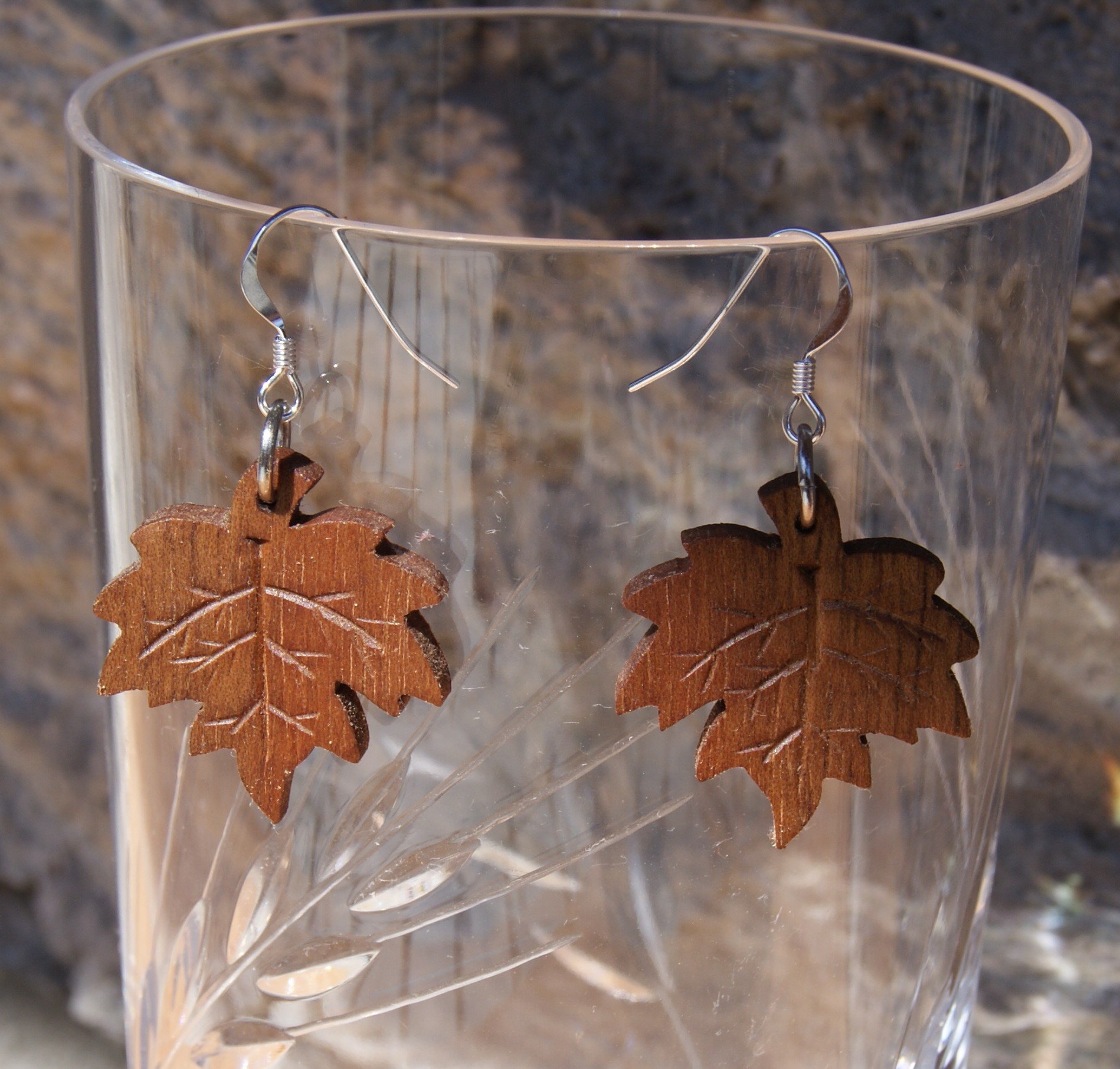 boucles d'oreilles feuille d'érable  avec nervure en bois bijoux éthique en bois, bijou nature ciré, fait main