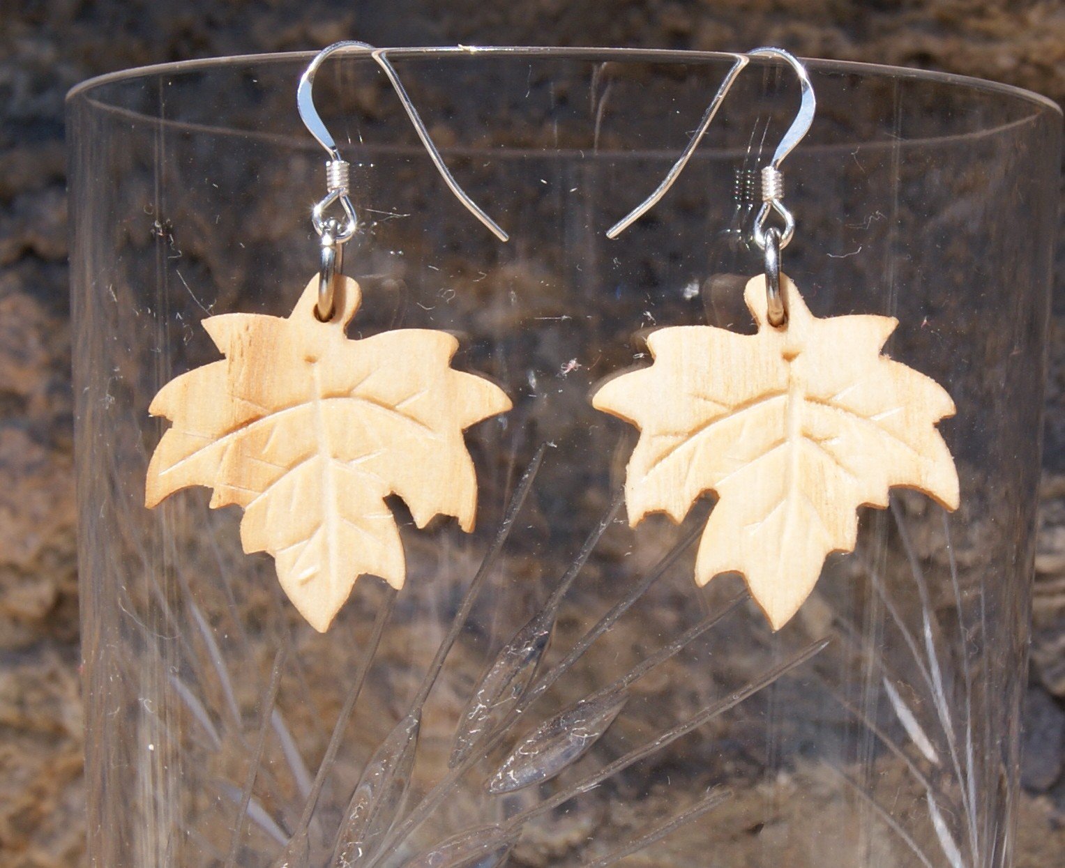boucles d'oreilles feuille d'érable  avec nervure en bois bijoux éthique en bois, bijou nature ciré, fait main