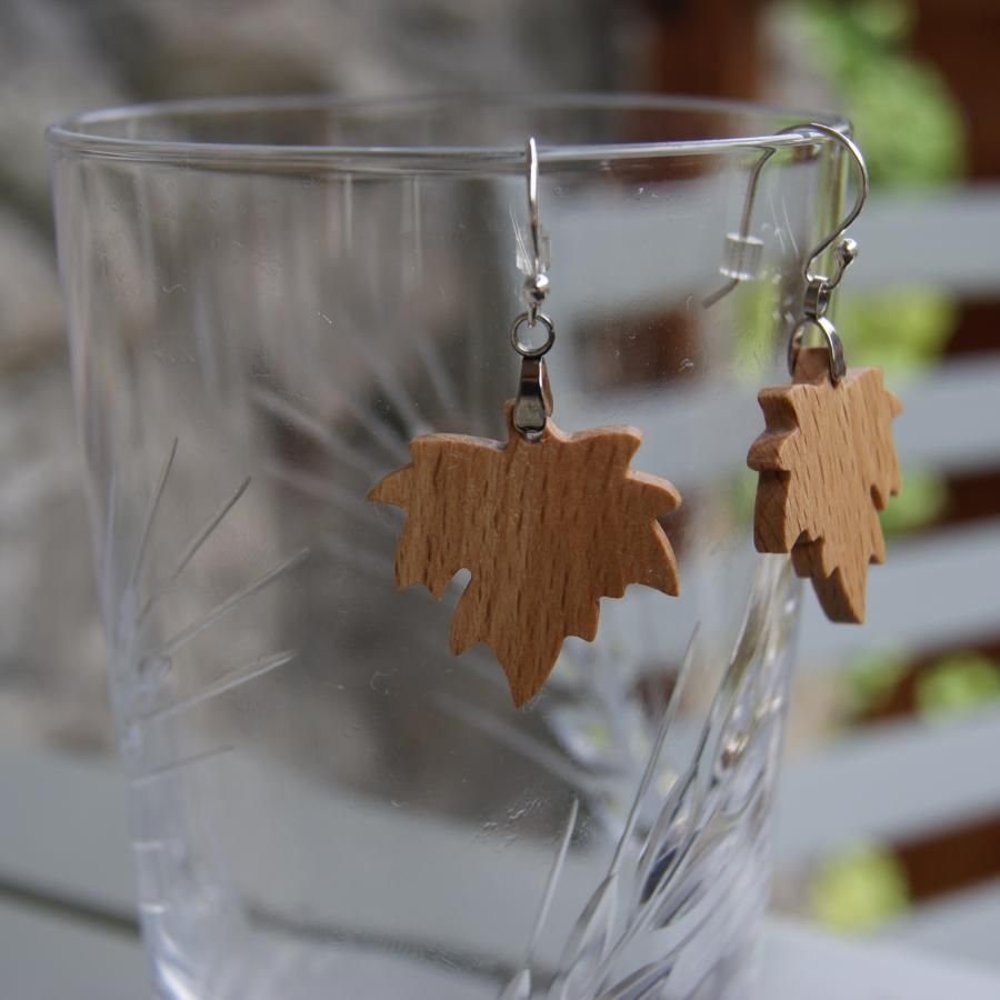 esdoornblad oorbellen van beukenhout ethische houten sieraden, natuurjuwelen, handgemaakt