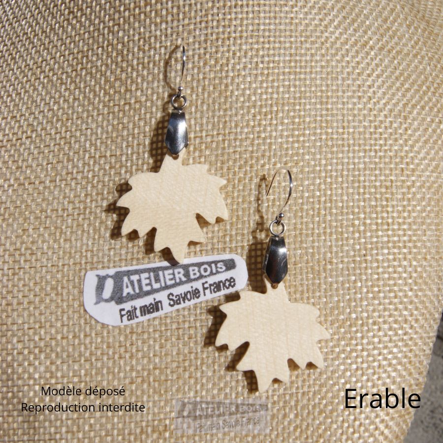 esdoornblad oorbellen van beukenhout ethische houten sieraden, natuurjuwelen, handgemaakt