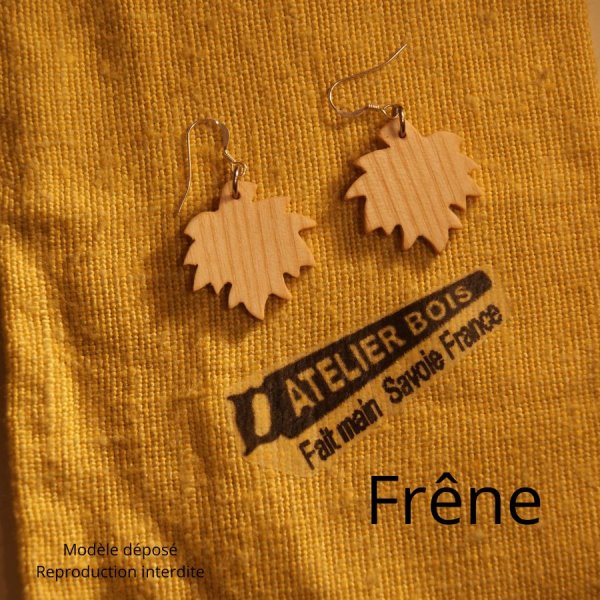 esdoornblad oorbellen van beukenhout ethische houten sieraden, natuurjuwelen, handgemaakt