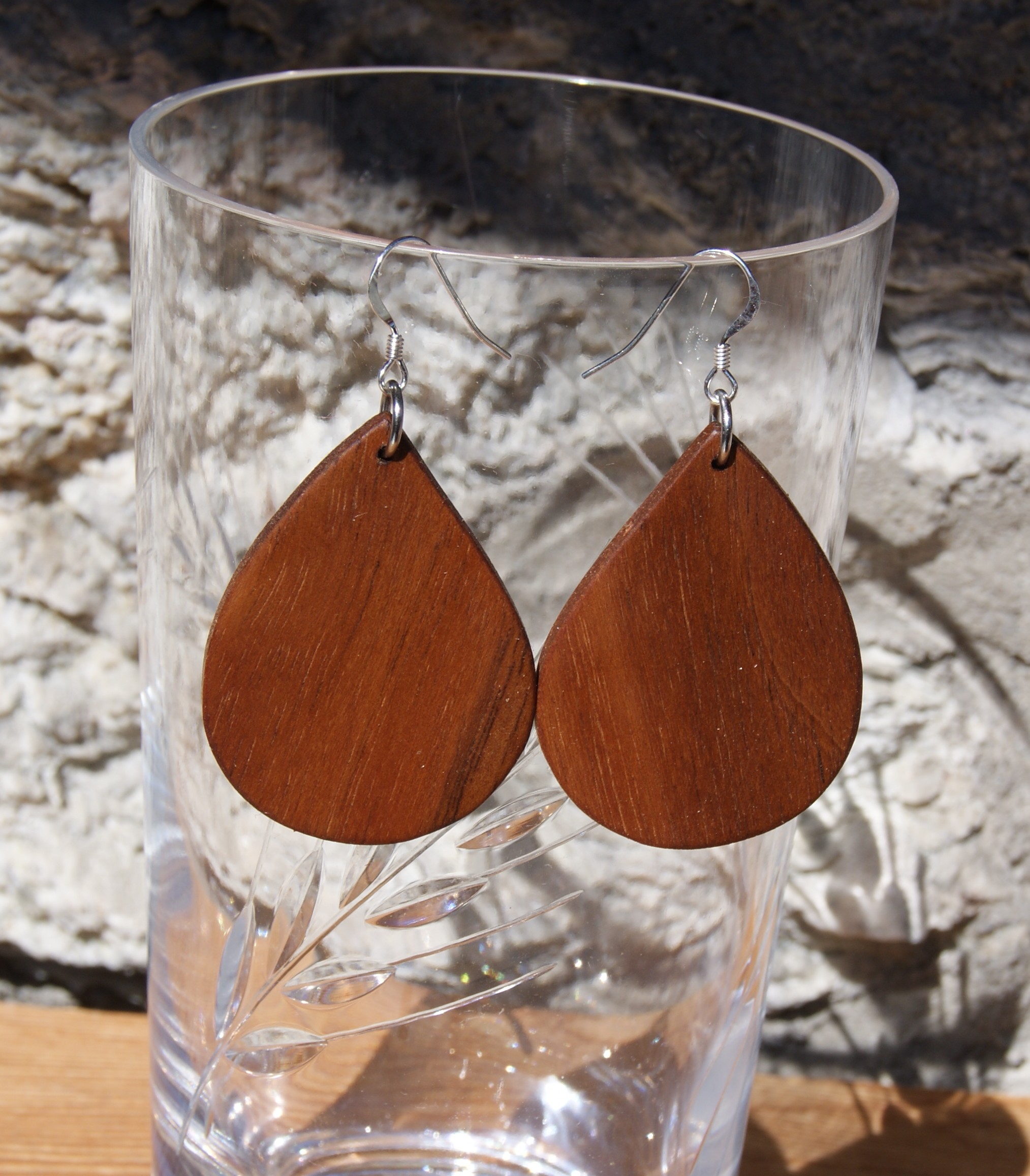 boucles d'oreilles goutte en bois bijoux éthiques fait main en bois, bijou nature ciré, pour oreilles percées