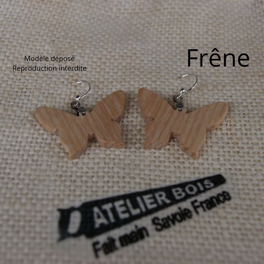vlinder oorbellen van massief essenhout ethische houten sieraden, handgemaakte wassen natuurjuwelen