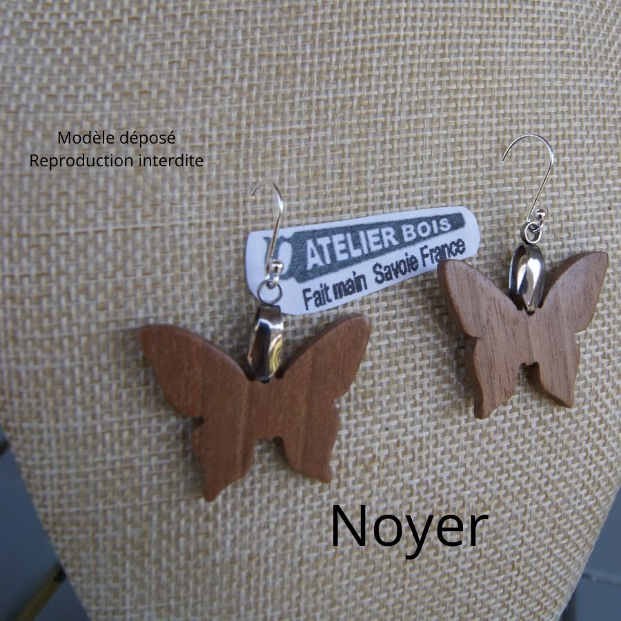 vlinder oorbellen van massief essenhout ethische houten sieraden, handgemaakte wassen natuurjuwelen