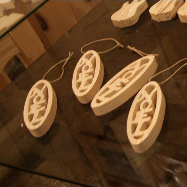 Kerstbal 12 cm in massief sparrenhout, handgemaakte natuurdecoratie