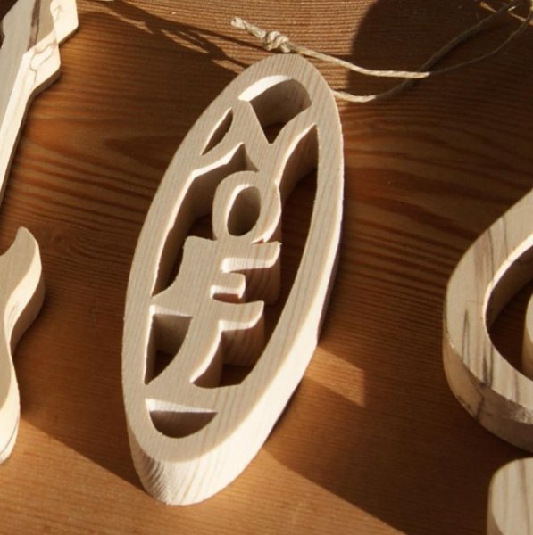 Kerstbal 12 cm in massief sparrenhout, handgemaakte natuurdecoratie